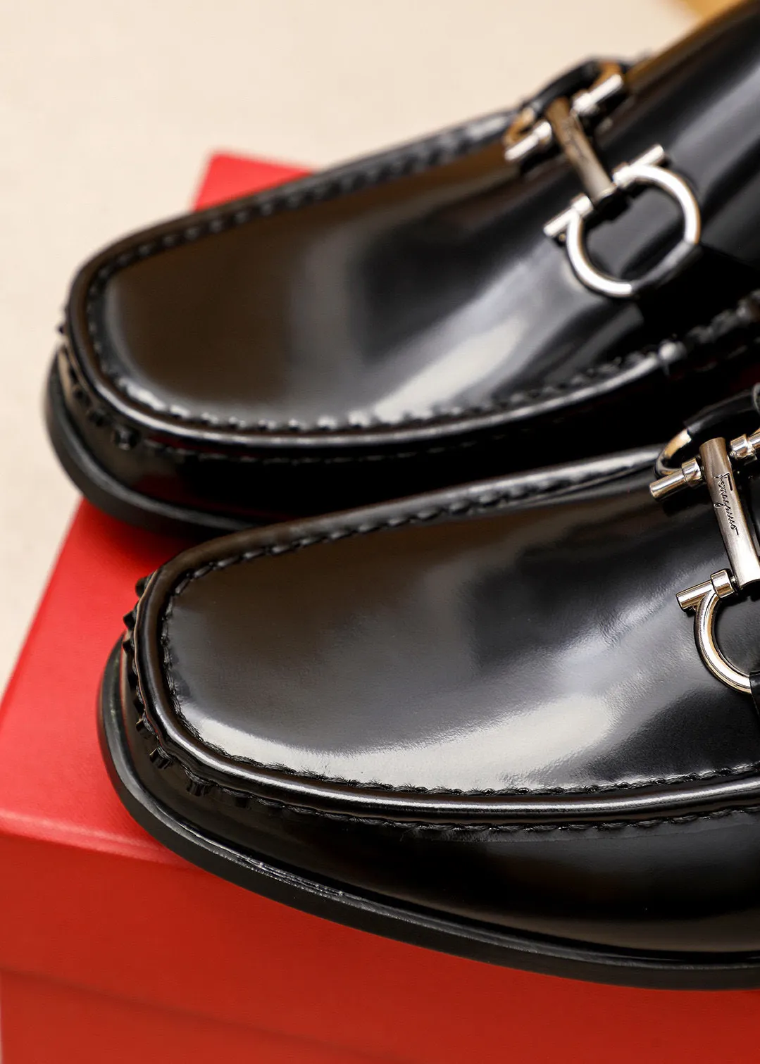 Men's shoes 💰460 💐 Product trademark: Ferragamo "Ferragamo" casual leather shoes Regular size: 38-44 (45.46🉑️customized) Product materials: Selected imported first-layer open-edge beaded cowhide leather upper + luxury hardware buckle, imported water-dyed cowhide leather lining. Strong three-dimensional visual effect, original rubber outsole Color: 1⃣️color optional